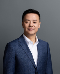 穿着西装笔挺的男子
AI 生成的内容可能不正确。