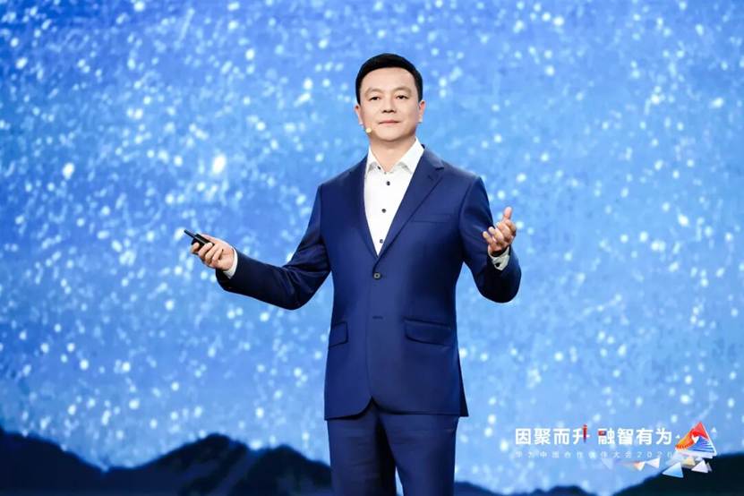 穿西装的人站在水里

描述已自动生成