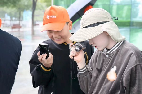 佳能助力“罕罕漫游”项目,以影像公益点亮罕见病家庭的温暖旅程